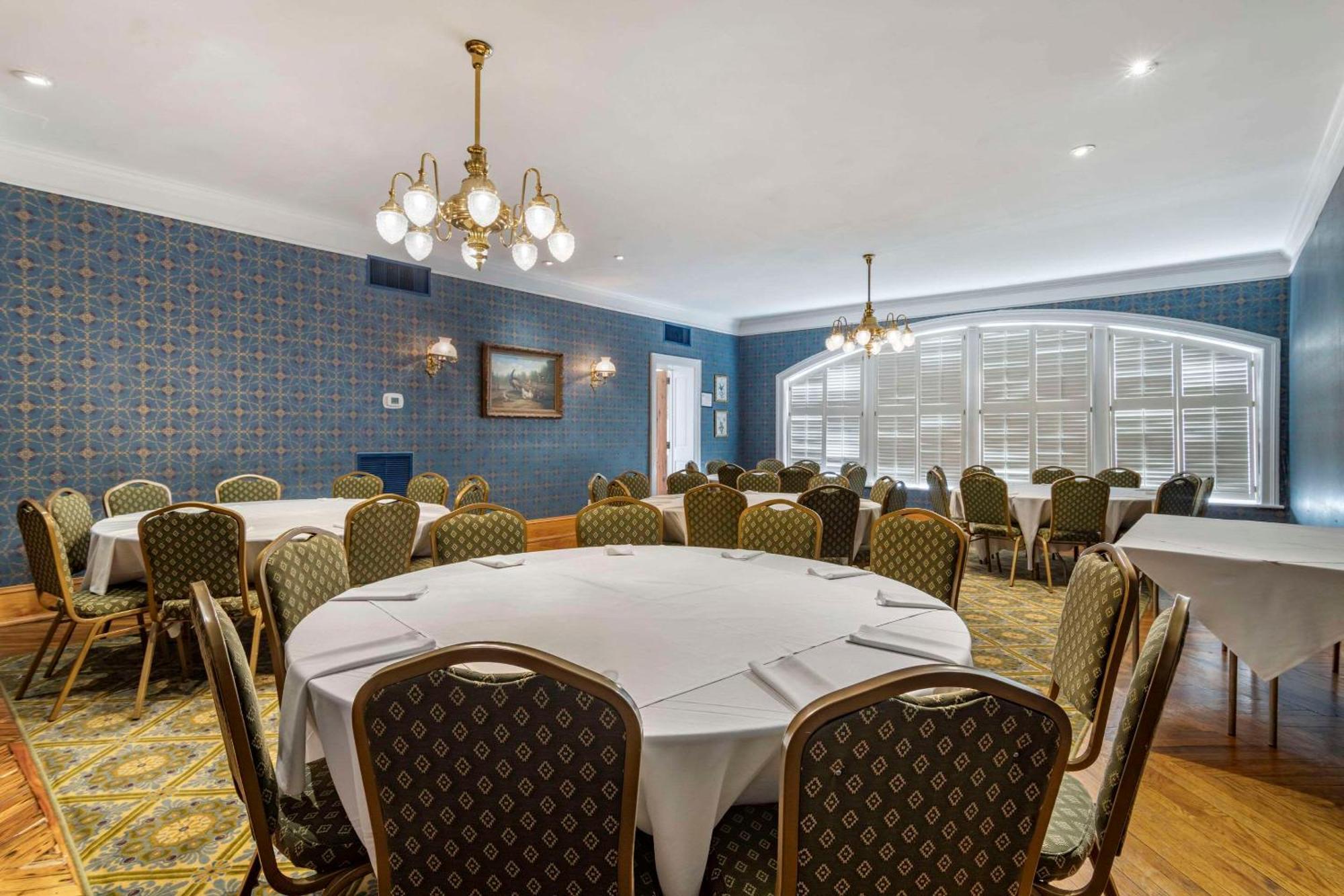 Windsor Hotel, Ascend Hotel Collection Americus Bagian luar foto